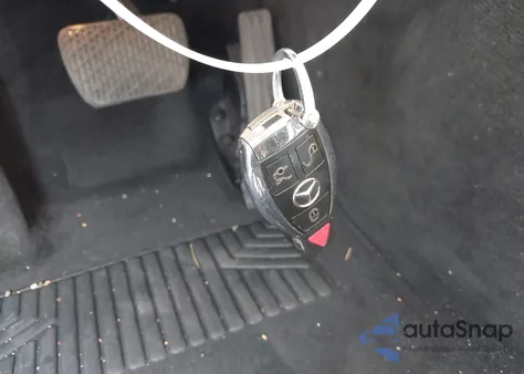 2016 Mercedes-Benz C 300 Luxury/Sport z USA, uszkodzony, nr VIN 55SWF4JB1GU116852